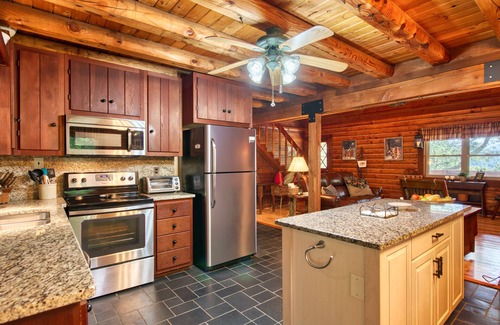 Sylva Cabina | Enchanting mountainside cabin with firepit, enclosed yard, & washer/dryer