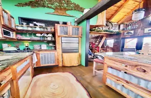 Maidstone Cabina | Enchanting New Treehouse! Experience a unique getaway above the forest canopy.
