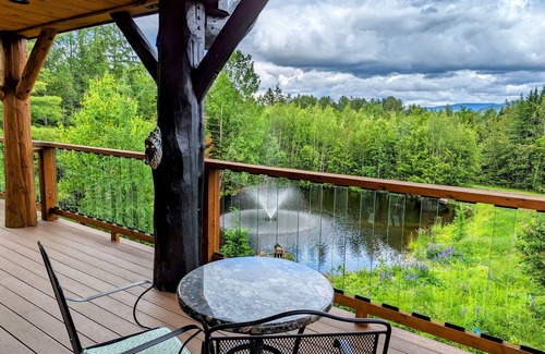 Maidstone Cabina | Enchanting New Treehouse! Experience a unique getaway above the forest canopy.