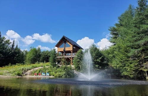 Maidstone Cabina | Enchanting New Treehouse! Experience a unique getaway above the forest canopy.