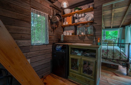 Pine City Cabaña | Enchanting Old Blue Sleeping Cottage with loft, spa and breakfast!