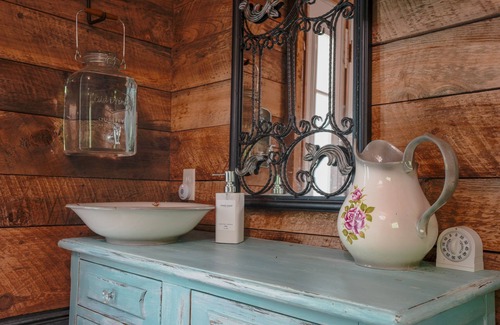 Pine City Cabaña | Enchanting Old Blue Sleeping Cottage with loft, spa and breakfast!