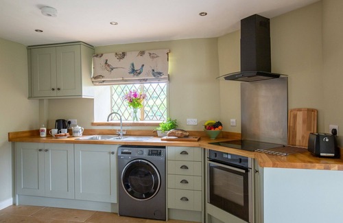 Duntisbourne Abbots Apartamento | Enchanting Retreat at Gardener's Cottage: A Romantic Country Hideaway