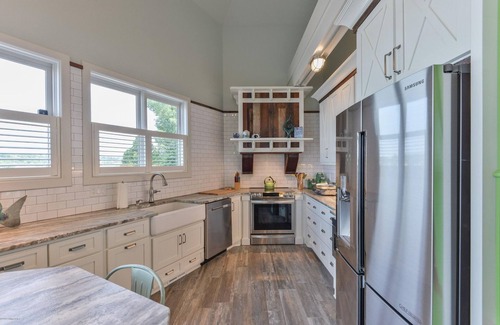 Prospect Apartamento | Enchanting Riverfront Nest! Beautiful 3-Bedroom Lighthouse with Panoramic Views!