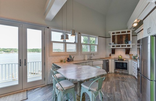 Prospect Apartamento | Enchanting Riverfront Nest! Beautiful 3-Bedroom Lighthouse with Panoramic Views!