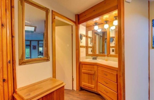 Atascadero Cabina | Enchanting three-bedroom treehouse