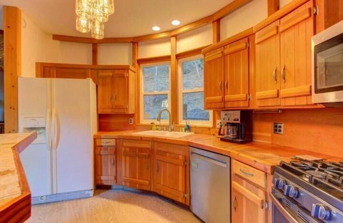 Atascadero Cabina | Enchanting three-bedroom treehouse