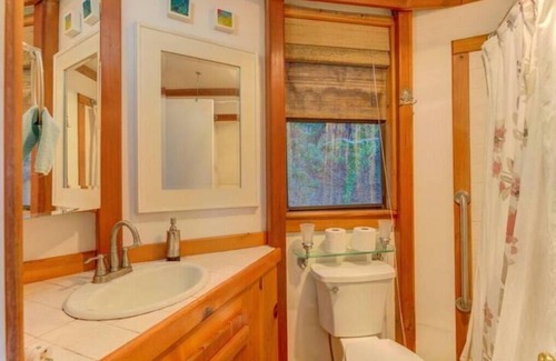 Atascadero Cabina | Enchanting three-bedroom treehouse