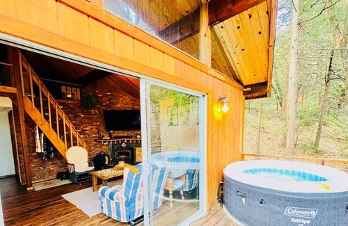 Springville Cabina | Enchanting Tree House with Hot-Tub in Sequoia National Forest/ Monument