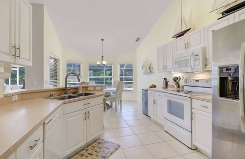 Central Naples Villa | Villa con encanto, piscina privada, bicicletas, kayaks, todas las comodidades.
