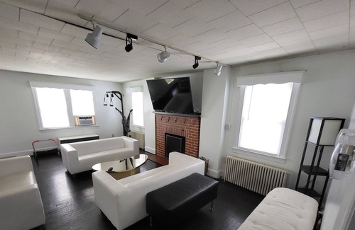 Glen Burnie Cama Y Desayuno | Enchanting Whole House 4 Room Property minutes from BWI airport.