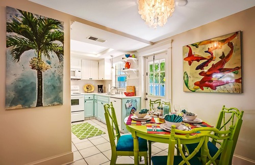 Ilexhurst Cabaña | END OF SUMMER RATES! Cozy cottage central location-Private patio-3 min to beach!