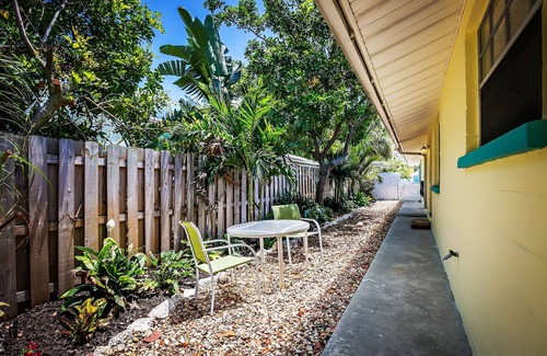Ilexhurst Cabaña | END OF SUMMER RATES! Cozy cottage central location-Private patio-3 min to beach!