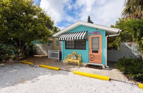 Ilexhurst Cabaña | END OF SUMMER RATES! Cozy cottage central location-Private patio-3 min to beach!