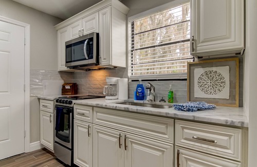Lutz Casa | SALE! Lakefront Bungalow! Kayak/Paddleboat/Fishing! King Bed!