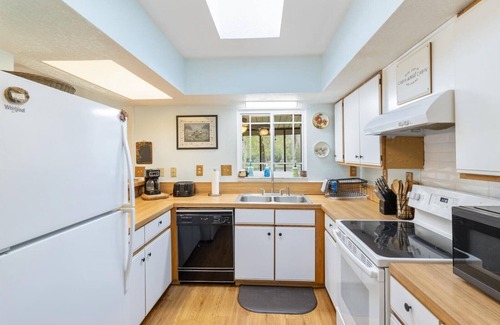 Dunnellon Cabina | End of the Rainbow Retreat!3-Bed Home on Rainbow River: Kayaks, Games, and more!