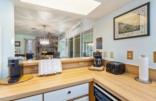 Dunnellon Cabina | End of the Rainbow Retreat!3-Bed Home on Rainbow River: Kayaks, Games, and more!