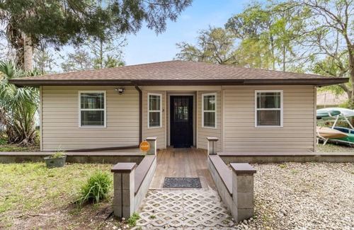 Dunnellon Cabina | End of the Rainbow Retreat!3-Bed Home on Rainbow River: Kayaks, Games, and more!