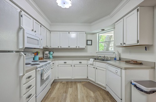 Seabrook Island Cabaña | End-Unit Bright Beach Cottage for 6. Amenity Cards Included.
