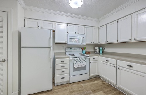 Seabrook Island Cabaña | End-Unit Bright Beach Cottage for 6. Amenity Cards Included.