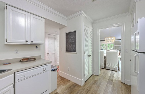 Seabrook Island Cabaña | End-Unit Bright Beach Cottage for 6. Amenity Cards Included.