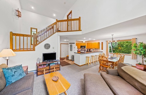 North Creek Casa | End-unit townhome near skiing and golf with deck, gas fireplace, & washer/dryer