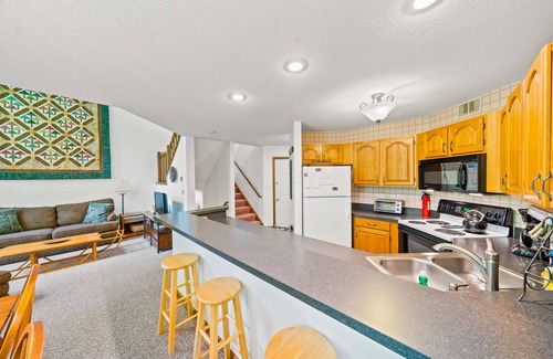 North Creek Casa | End-unit townhome near skiing and golf with deck, gas fireplace, & washer/dryer