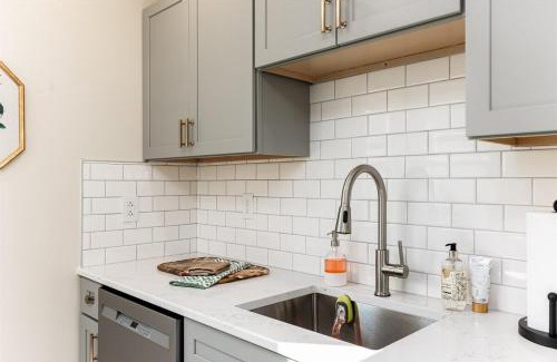 Northeast South Bend Apartamento | End Zone Escape - 2BR house 1 mile to ND Stadium!