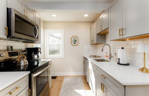 Northeast South Bend Apartamento | End Zone Escape - 2BR house 1 mile to ND Stadium!