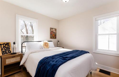 Northeast South Bend Apartamento | End Zone Escape - 2BR house 1 mile to ND Stadium!