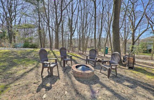 Holland Casa | Endearing Cottage with Fire Pit and Private Beach