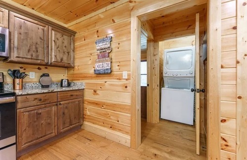 Rocky Grove Cabina | Cabin w/Creek Trail |Firepit |Hot Tub |Convenient |National Park| Dollywood Ticket Included!
