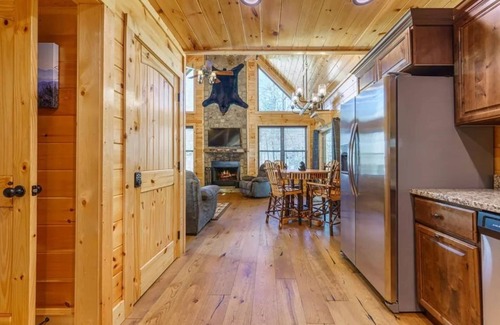 Rocky Grove Cabina | Cabin w/Creek Trail |Firepit |Hot Tub |Convenient |National Park| Dollywood Ticket Included!