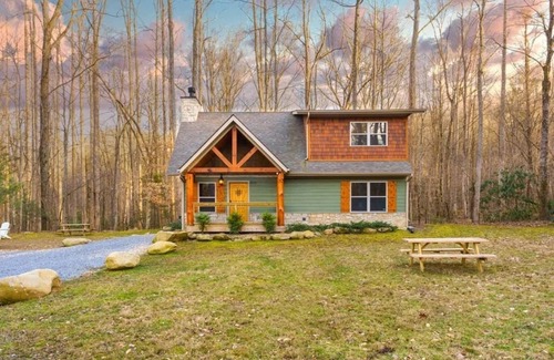Rocky Grove Cabina | Cabin w/Creek Trail |Firepit |Hot Tub |Convenient |National Park| Dollywood Ticket Included!