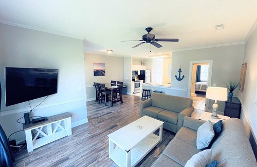 Central Myrtle Beach Condominio | Endless Summer Coastal Condo at Magnolia Place - Pool & Golf Course Views!