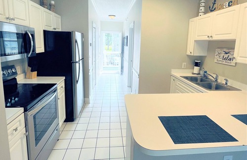Central Myrtle Beach Condominio | Endless Summer Coastal Condo at Magnolia Place - Pool & Golf Course Views!