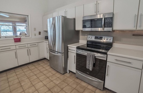 Oscoda Casa | Endless Summer(Oscoda, Mi) Sleeps 7, Waterfront, Indoor Pool, Hot Tub
