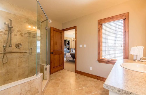 Georgian Bay Casa | Veranos sin fin ~ ¡Fabuloso oasis con el toque de un diseñador!