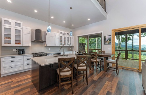 Ogle Meadows Cabina | Endless View Lodge! Hot Tub+Fireplaces, Grill, WiFi, Hiking, Fishing, Swimming!