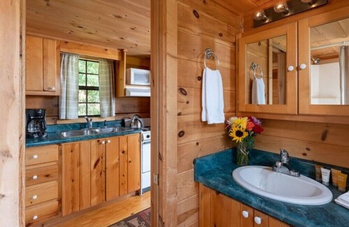 Candler Casa | Engadine Inn & Cabins