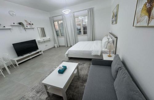 International City Apartamento | England Cluster International City - Bright,Spacious and Well Furnished Studio