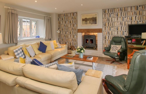 Bishops Castle Casa | ENGLAND SHELVE FARMHOUSE, pet friendly in Bishop's Castle