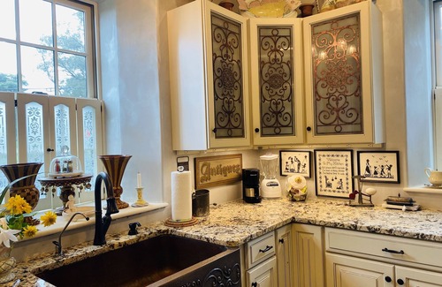 Skaneateles Cabaña | English cottage style circa 1814 stone school house - Skaneateles, NY