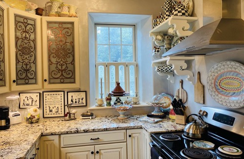 Skaneateles Cabaña | English cottage style circa 1814 stone school house - Skaneateles, NY