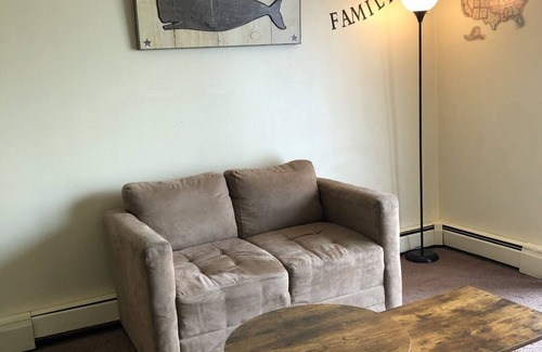 Maple Heights Apartamento | English Tudor Apartment with Assigned Covered Parking