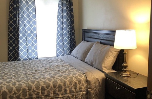 Maple Heights Apartamento | English Tudor Apartment with Assigned Covered Parking