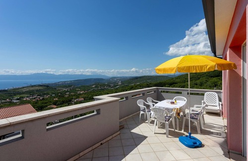 Hreljin Apartamento | Enjoy a beautiful view of the sea in this vacation apartment with whirlpool.