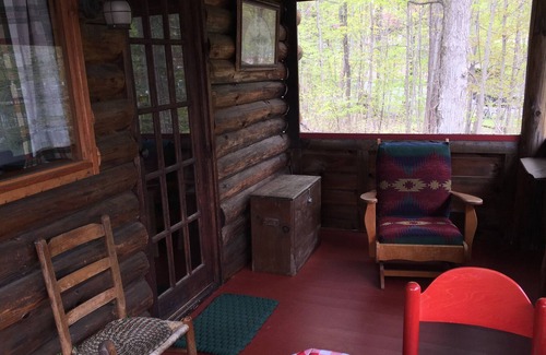 Silver Bay Cabina | Disfrute de un encantador 1939 Log Cabin en precioso lago George.
