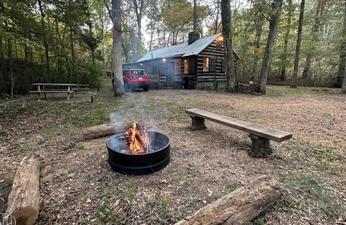 Aurora Cabina | Enjoy a cozy getaway in a rustic log cabin on Kentucky Lake. With Hottub