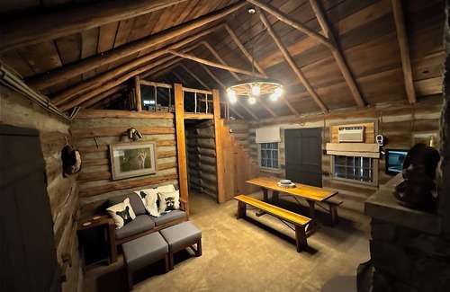 Aurora Cabina | Enjoy a cozy getaway in a rustic log cabin on Kentucky Lake. With Hottub